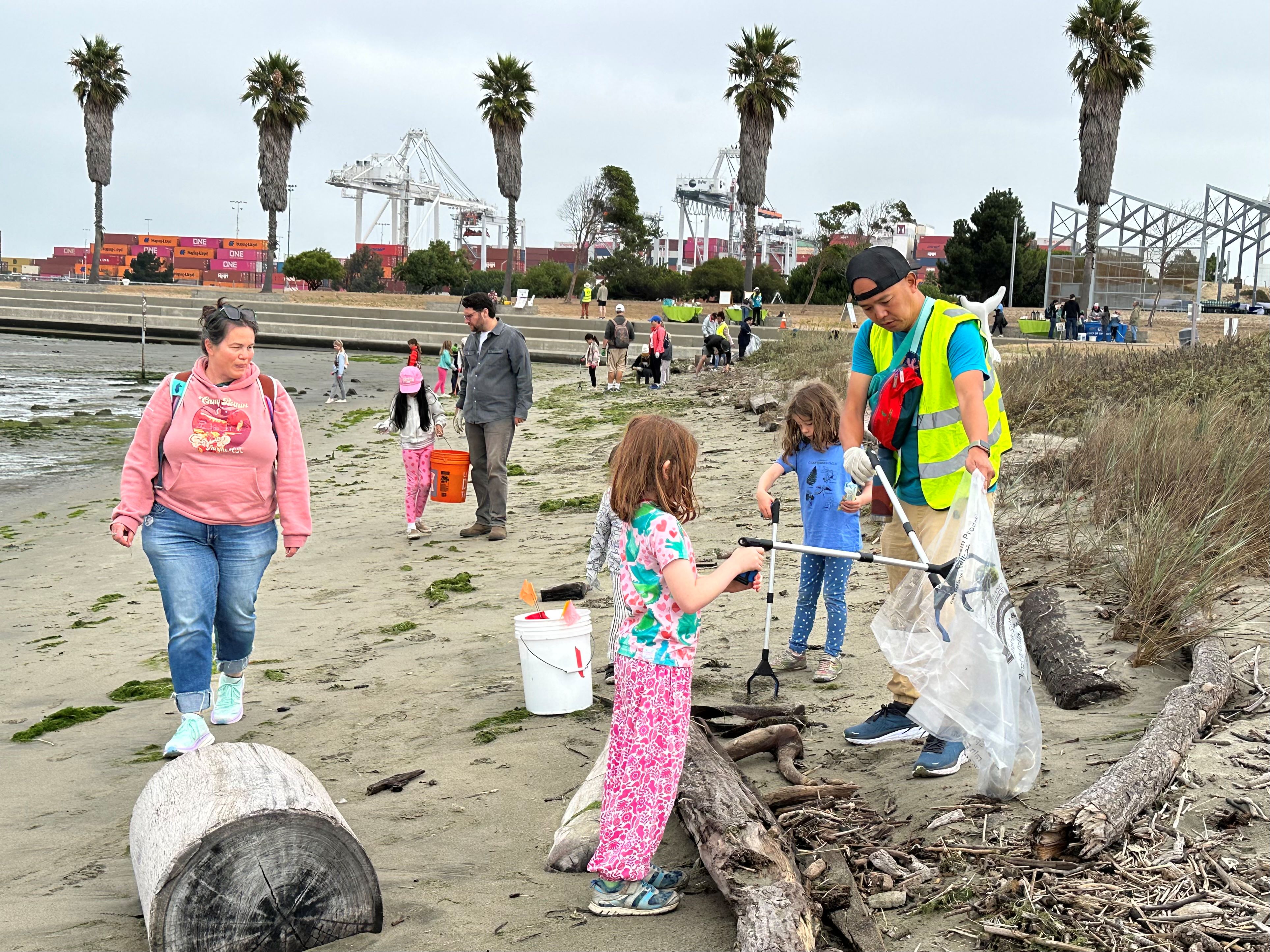 California Coastal Cleanup Middle Shore Harbor Oakland Volunteers Remove Trash